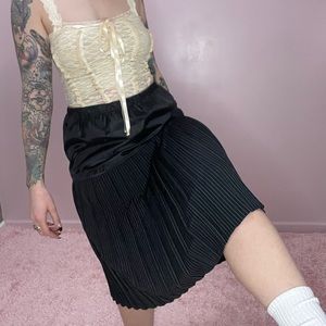 Vintage 90s-2000s mid length pinstripe pleated skirt size medium